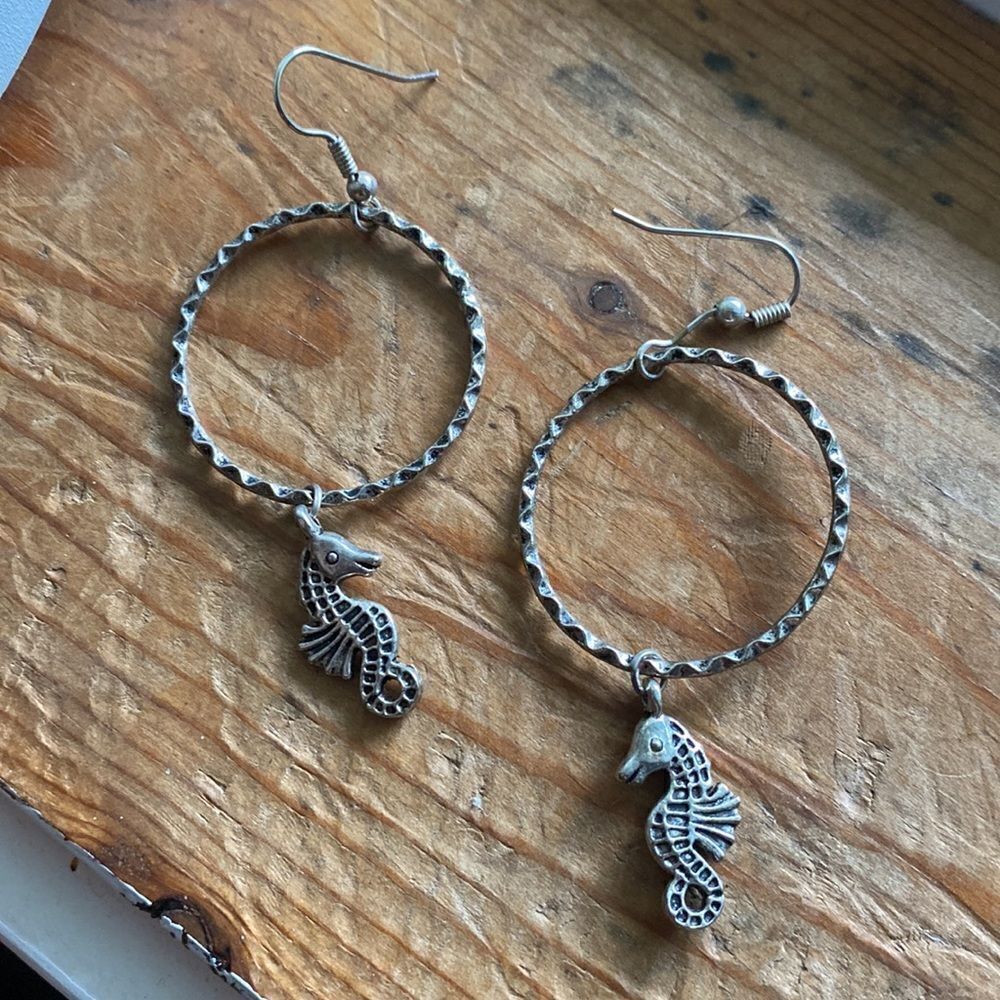 💛 Vintage Silver Tone Seahorse Hook Earrings